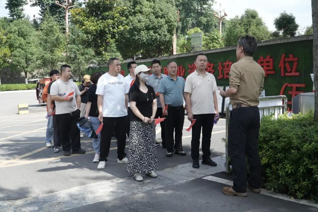 传承长征精神 赓续红色血脉——修文县发改局到我校进行国防教育参观学习
